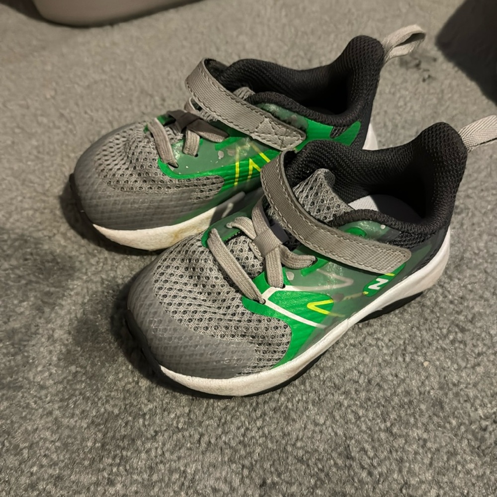 New Balance Kids Rave Run V2 hook and loop running shoe